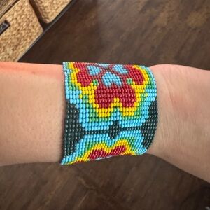 New 🚨Hand made bracelet with flower design make statement .